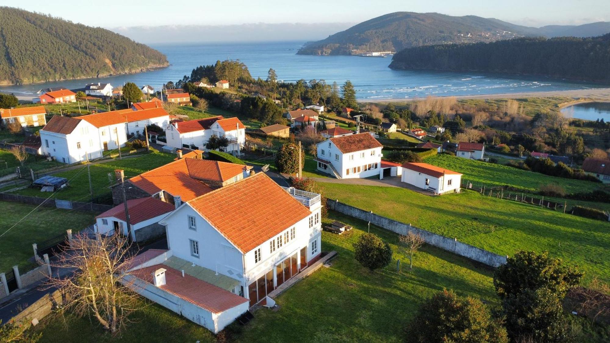 Beachfront Surf & Holiday House, Charming & Quiet Villarrube 外观 照片